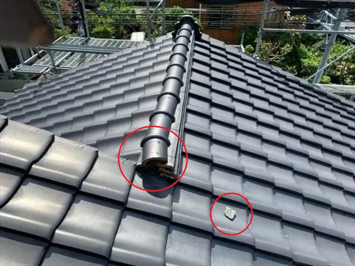 棟瓦の先端にあたる巴瓦がずれて反対側の先端部分も崩れている状態