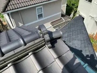 台風の影響で破損した瓦屋根