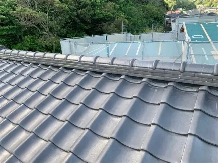 台風の影響で破損した瓦屋根へ棟瓦取り直し工事後の外観