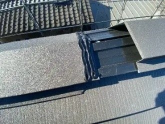 棟板金を貫板にステンレス製ビスで固定