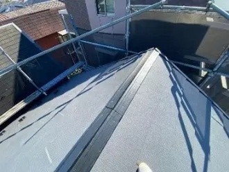 棟を固定する貫板を設置