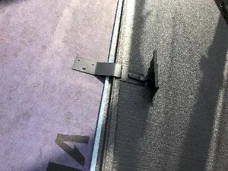 「スーパーガルテクト」を固定する作業風景