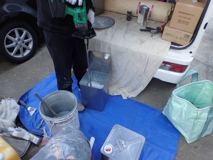ウレタン防水塗料の主剤と硬化剤を混合