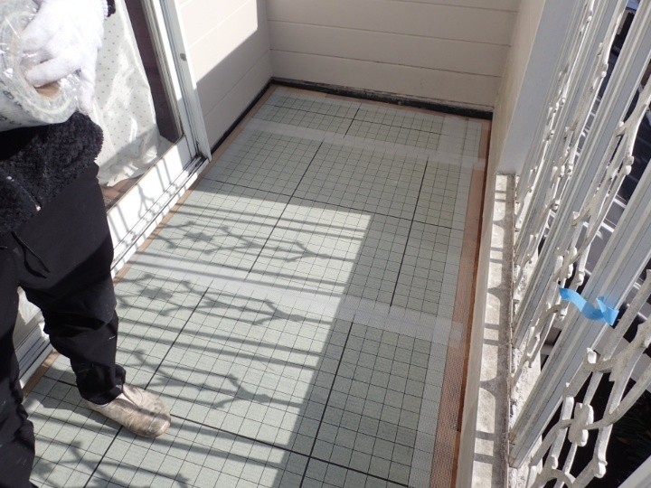 端部に補強用のジョイントテープを貼り付け