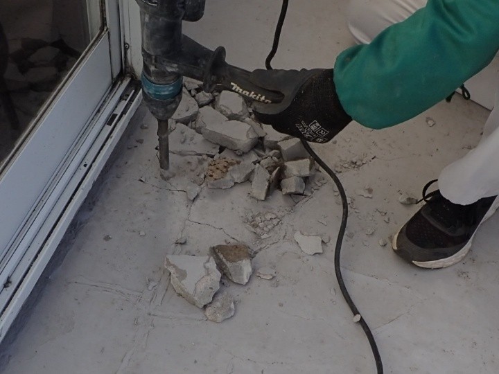 斫り機を使用し丁寧にモルタルを解体