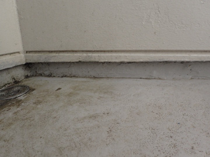 床面と外壁の間にほとんど隙間がない状況