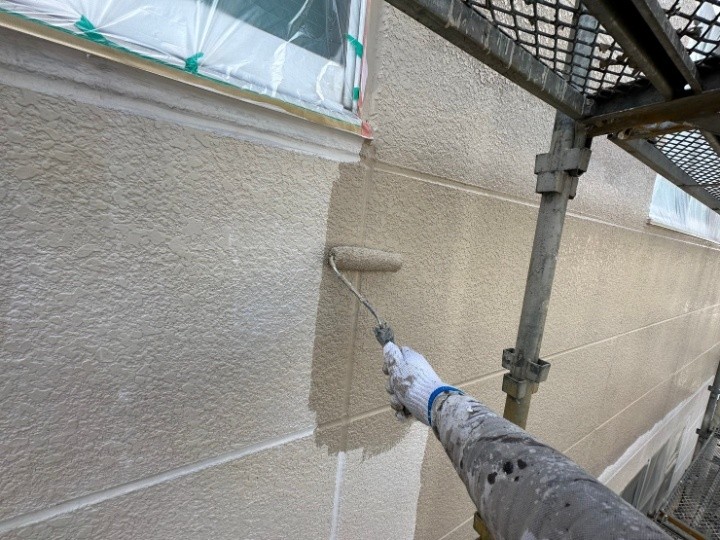 「エスケー化研株式会社製 エスケープレミアムシリコン（色番号22-85C）」の塗装風景