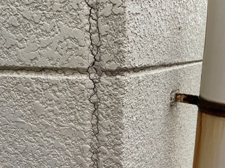 経年劣化によるシーリング材の剥がれ