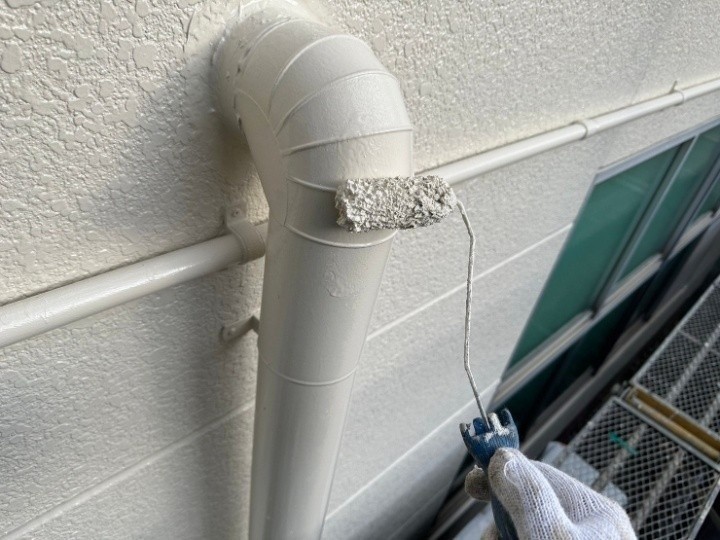 エスケー化研株式会社製の「クリーンマイルドウレタン」の塗装風景