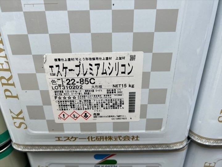 「エスケー化研株式会社製 エスケープレミアムシリコン（色番号22-85C）」