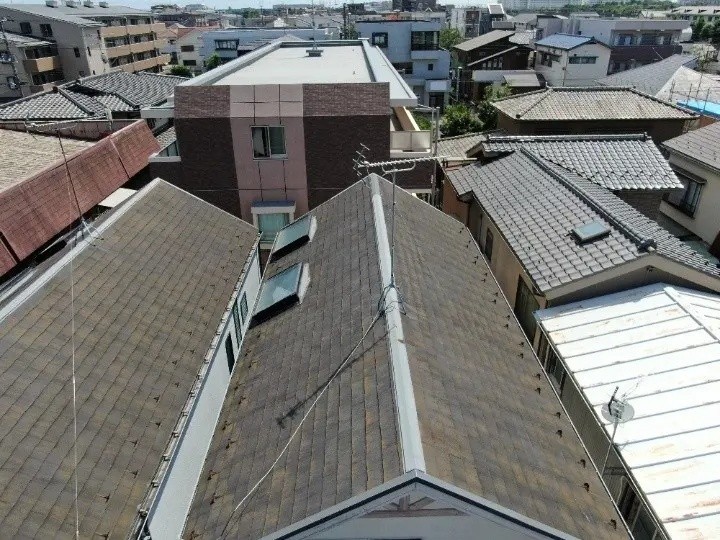 屋根には大きな天窓が2台設置