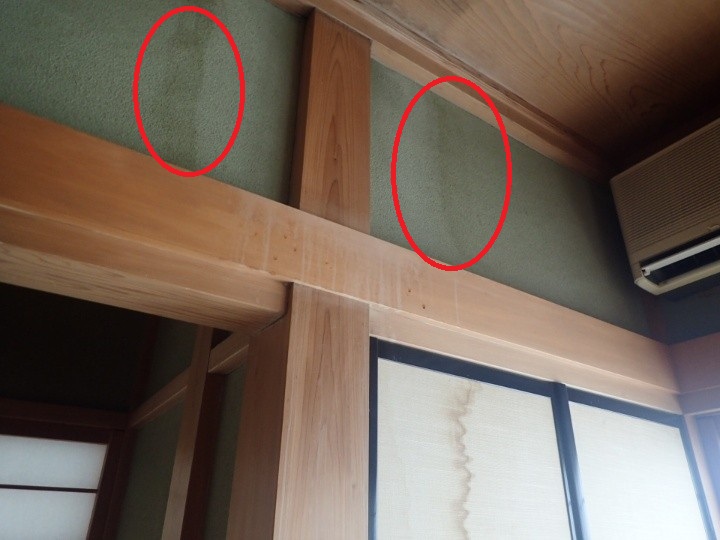 天井からの雨漏りにより壁面にも染みが生じている状態