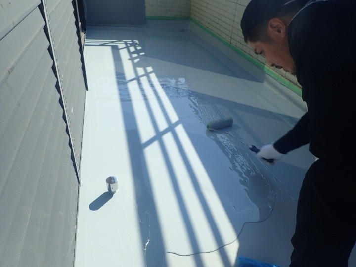 ウレタン防水塗膜を施工風景
