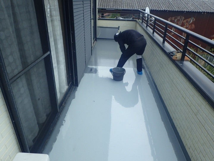 ウレタン防水工事の作業風景