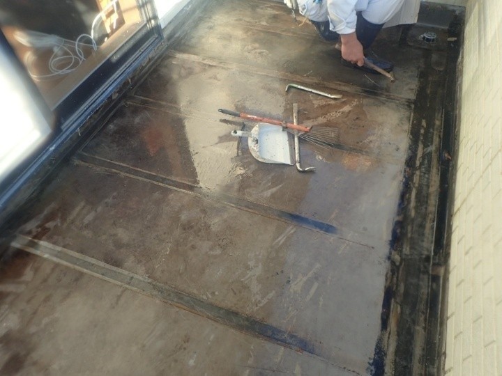 床面を清掃する作業工程