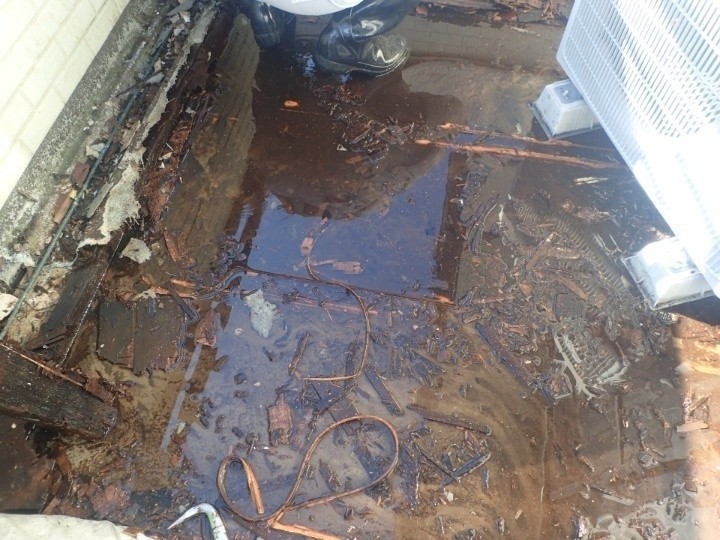 床材の剥がし作業と併せて垂木の撤去