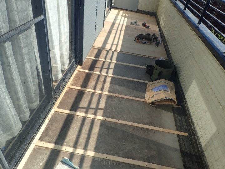 垂木を設置しその上に野地板を順次取り付け