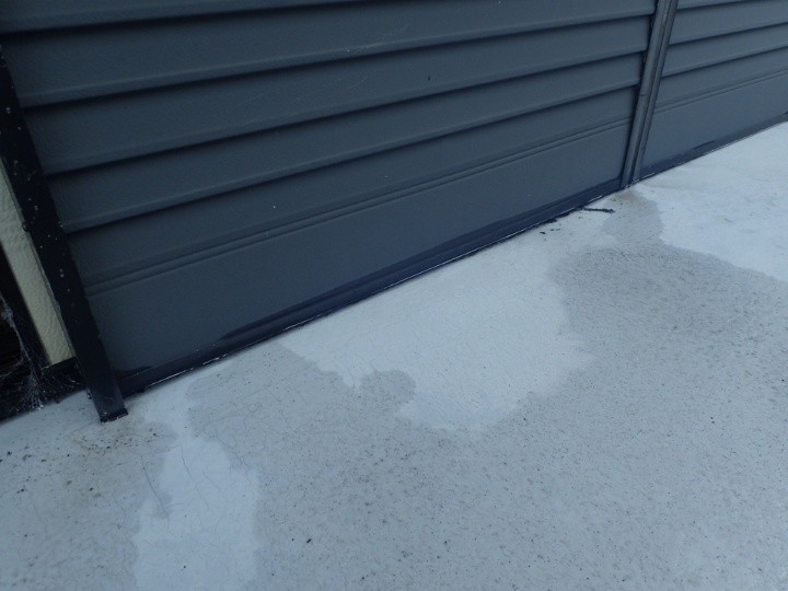 ベランダの床がサッシ下ぎりぎりの高さまで上がっている状態