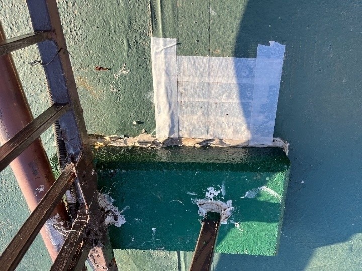 テープで応急処置し漏水を抑えた痕跡