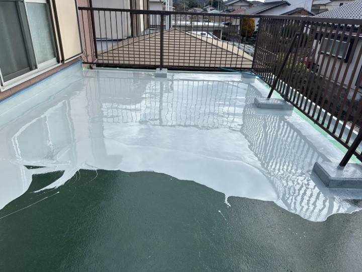 ウレタン防水層の塗装風景