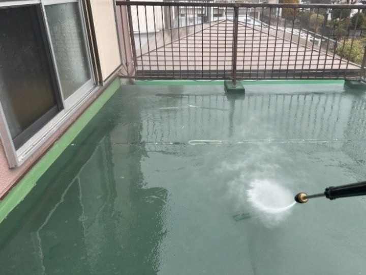 高圧洗浄する作業工程