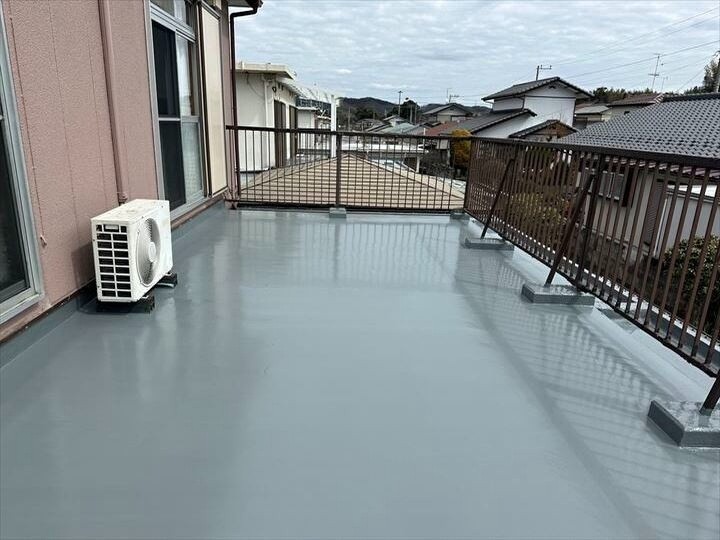ベランダにおけるウレタン密着工法による防水工事は無事完了