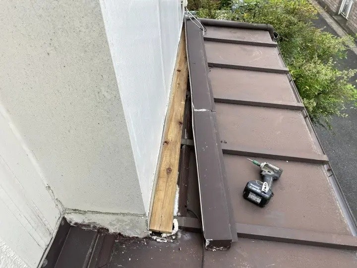 雨押え板金を取り外し