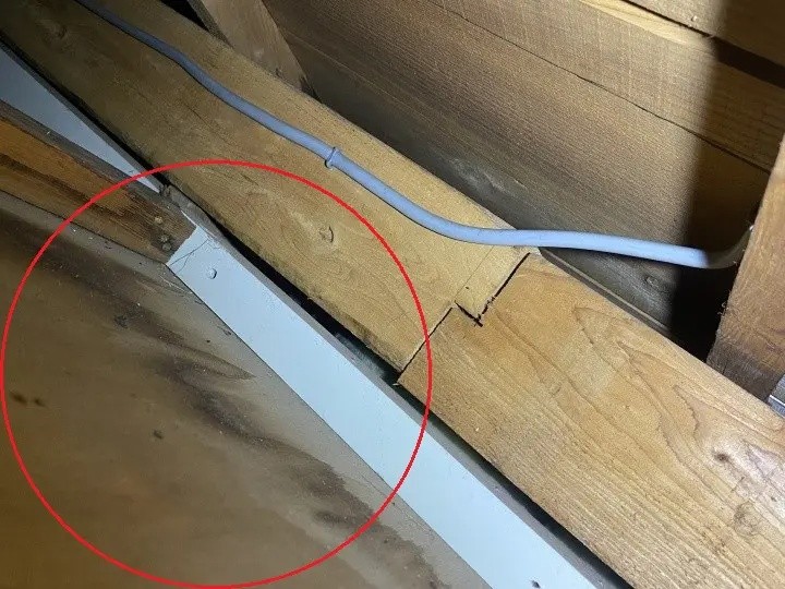 小屋裏内部の雨染み