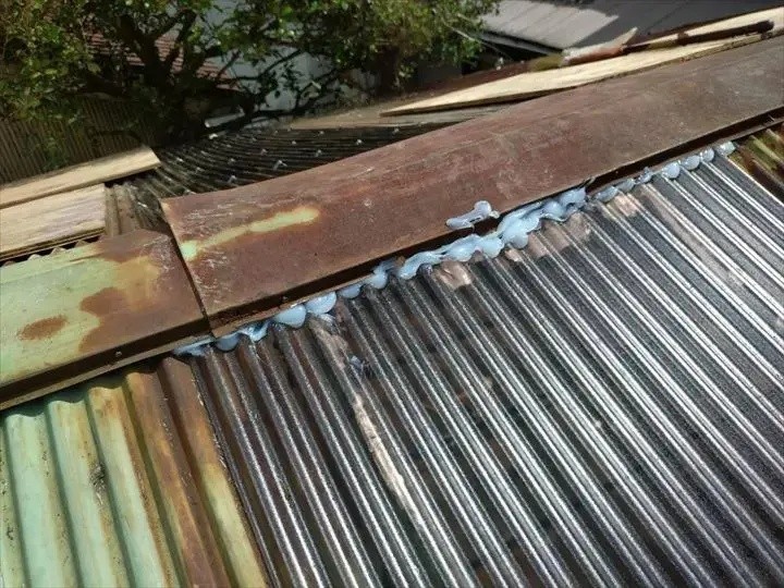 ポリカ波板の設置完後に止水処理を実施