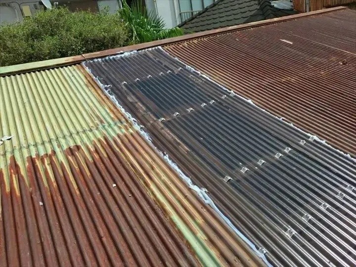 劣化したポリカ屋根の交換工事後の状態