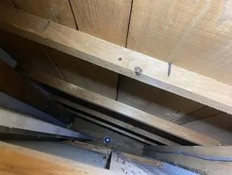 点検口より小屋裏を調査