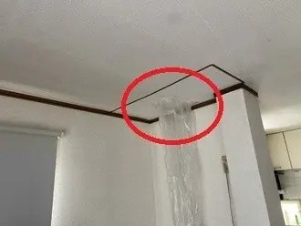 雨漏り箇所には養生が施されている状態