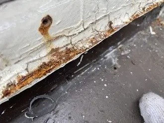 外壁に一部腐食箇所がありサビ汁の跡も確認