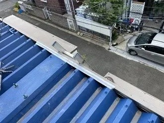 2階屋根の雨樋詰まりを点検