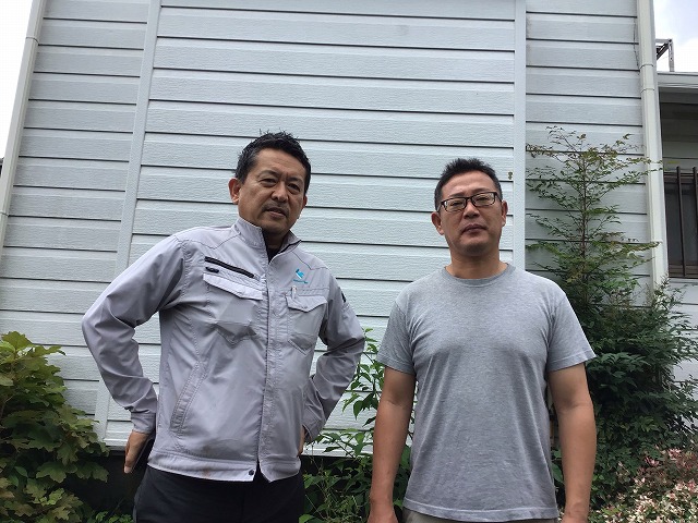 雨漏りを解消させていただいたお客様と写真を撮りました。