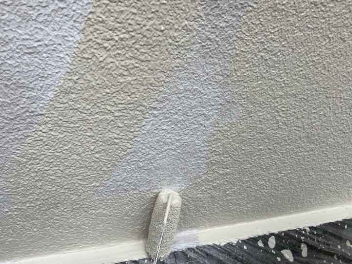 エスケー化研のエスケープレミアムシリコン（25-80B）で塗装作業