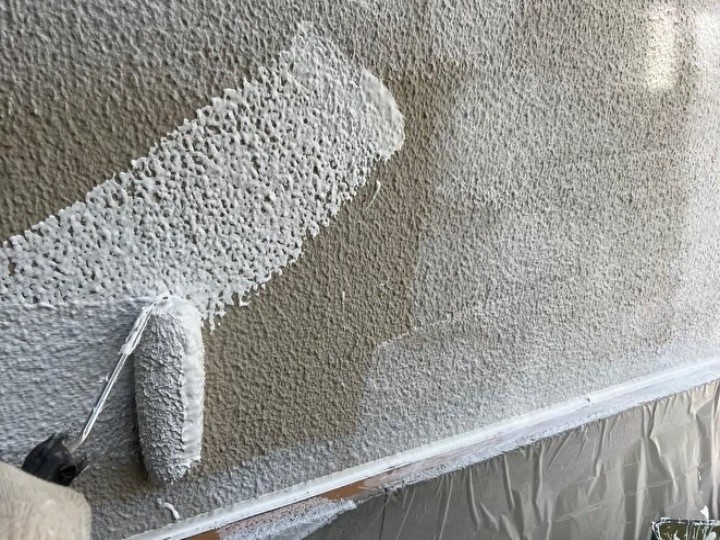 エスケー化研の水性ソフトサーフSGで下塗り作業