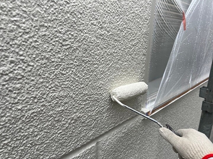 エスケー化研の「エスケープレミアムシリコン」の上塗り作業