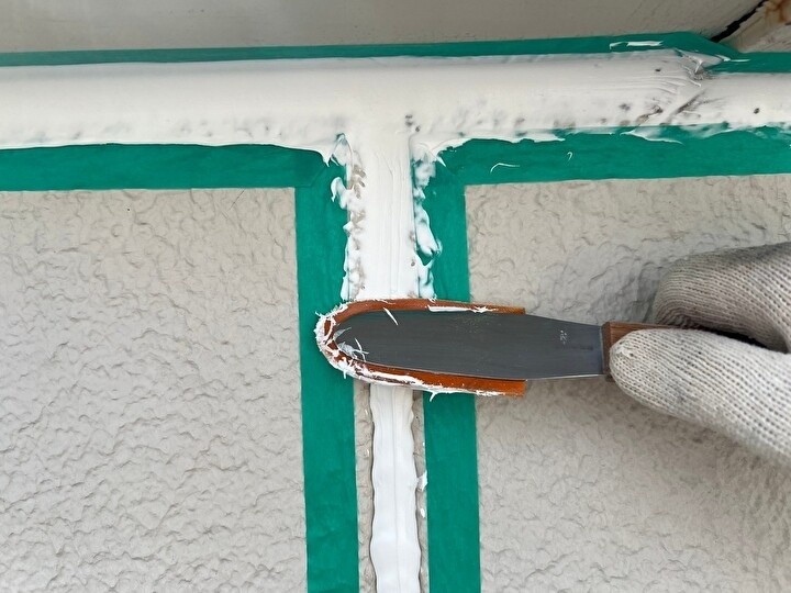 オート化学工業の「オートンCP-1」を使用後にヘラで仕上げ作業