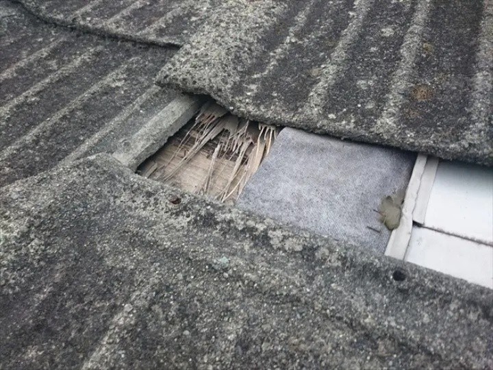 瓦がずれて下地材が完全に露出している状態