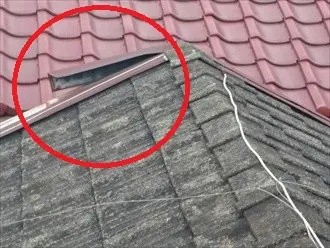 屋根の側面（ケラバ部分）が板金のめくれた状態