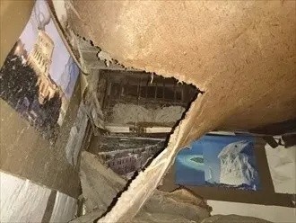 天井材が崩落して内部構造が見えてしまう状態
