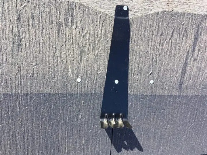 軒先付近に雪止めを固定