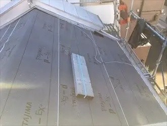 防水紙（ルーフィング）の葺き作業後の状態