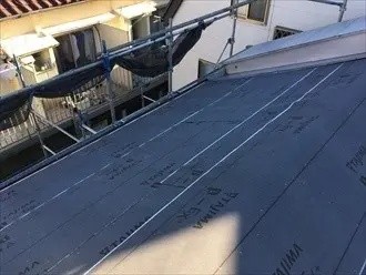 防水紙（ルーフィング）の葺き作業