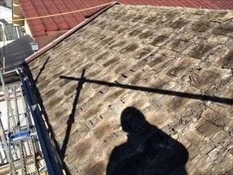 古く劣化したセメント瓦を撤去