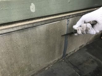 立ち上がり部分に充填したシーリング材を均す