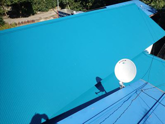 金属波板での屋根葺き替え工事で雨漏りを改善