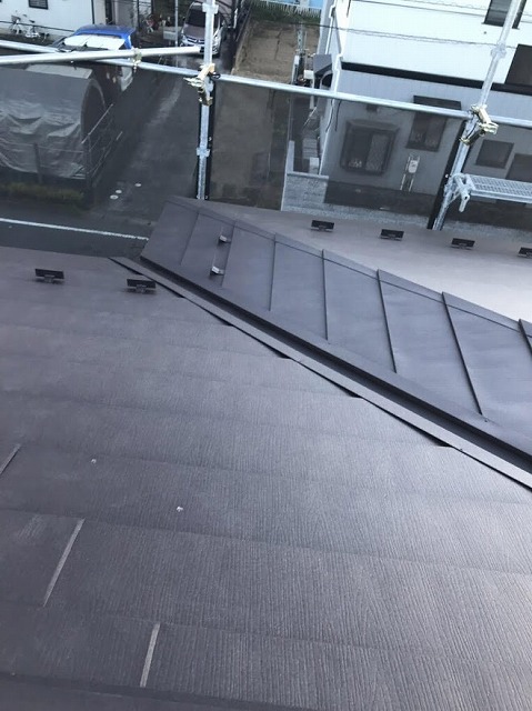 適度に隙間が設けられた屋根