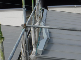 施工前の歪んで捲れてしまった棟板金